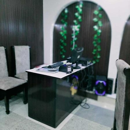 Oyo Mosaic Hotel And Restaurant Gonda Екстер'єр фото